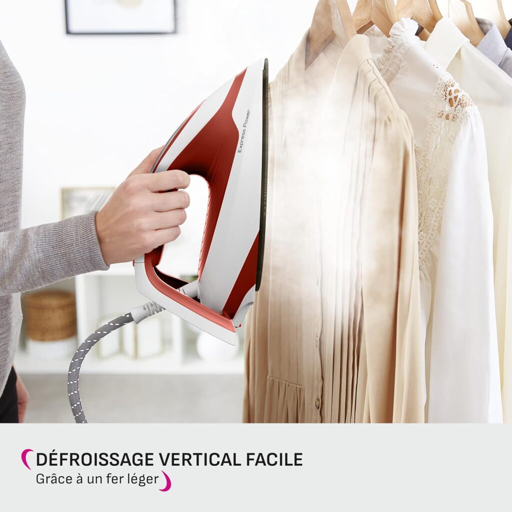 Défroissage vertical d'un haut noir sur cintre avec le fer Calor Express Power