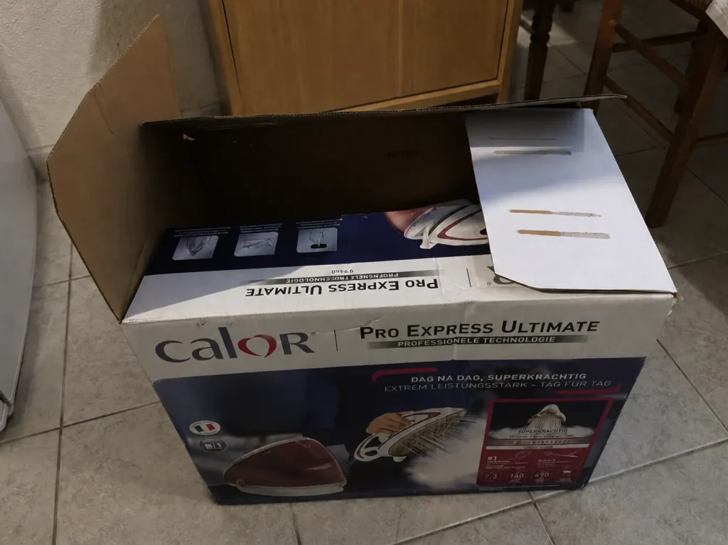 Carton d'origine ouvert au sortir de la livraison